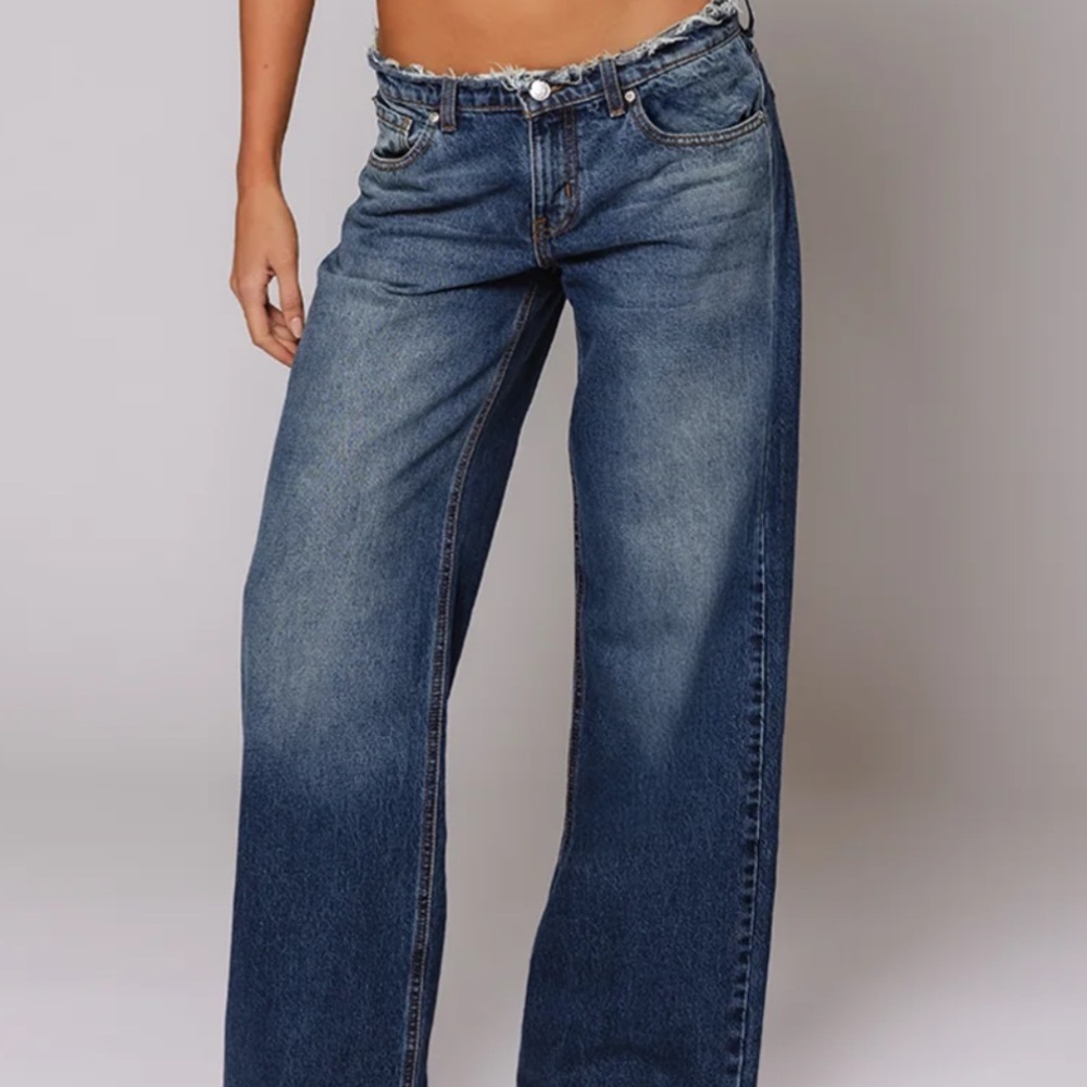 Revice Low rise distress blue jean size 29